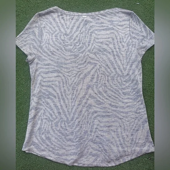 White House Black Market Shimmer Gold V-Neck Short Sleeve Top Tee - Picture 4 of 4